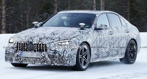 Mercedes-AMG C63 засняли в камуфляже во время дорожных испытаний