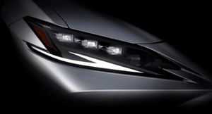 Lexus показал на тизере фару нового поколения седана ES