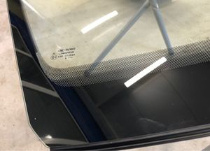 Неочевидные функции чёрных точек на стёклах автомобиля