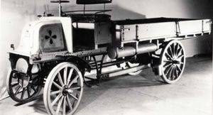 В Сети показали первый грузовик Daimler, созданный в 1896 году