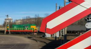 Поправки к КоАП о пересечении железнодорожного переезда вызвали критику в Сети