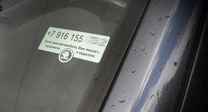 Почему лучше не оставлять номер телефона под стеклом своего авто?