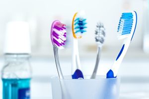Задачка с подвохом. Что надо знать о зубных щетках и как их выбирать?