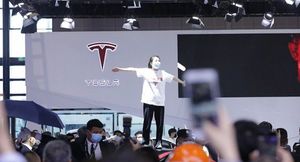Девушка устроила протест на Шанхайском автосалоне против Tesla