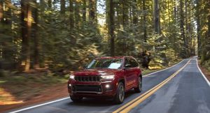 В Сети появились видео гибридного Grand Cherokee 4xe, проходящего тестовые испытания