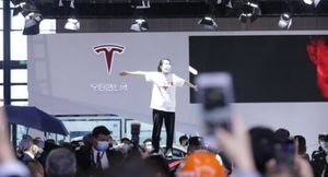 Tesla пообещала расследовать инцидент с электрокаром после акции протеста китайской автомобилистки