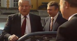 Историческое видео: Борис Ельцин тестирует ВАЗ-2110