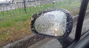 Как защитить зеркала заднего вида и камеру в автомобиле от дождя
