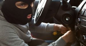 Кража пяти дорогих авто из автосалона в США попала на видео