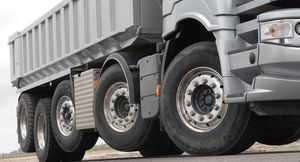 Почему некоторые колеса на грузовых автомобилях подняты вверх