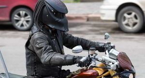 Можно ли мотоциклистам разговаривать по телефону за рулем