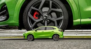 В Сети показали битву кроссовера Ford Puma ST против его же маленькой копии