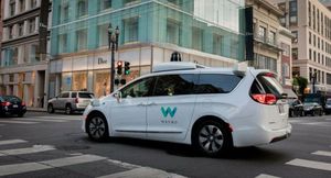 В Соединённых Штатах беспилотное такси Waymo застряло на дороге и сбежало от техподдержки