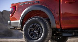 Ford объяснил преимущества 35- и 37-дюймовых шин на F-150 Raptor
