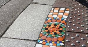 Французский художник латает дорожные ямы и выбоины на тротуарах мозаиками