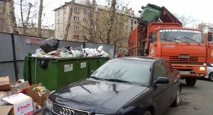 В Приморье водителей хотят штрафовать за парковку возле мусорных баков