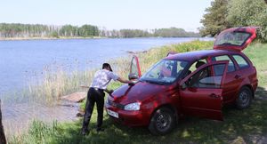 Новые «летние» штрафы для водителей, которые любят отдыхать у водоемов