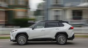 Компания Toyota предлагает компенсировать затраты на заправку после покупки нового RAV4