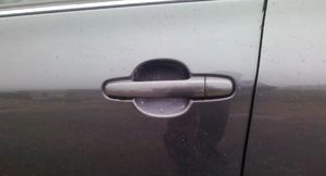 Как открыть дверь авто, если села батарейка в брелоке?