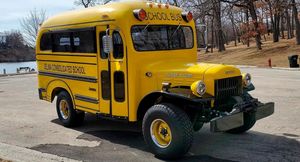 Школьный автобус оснастили диким мотором Hellcat V8 и продали на аукционе