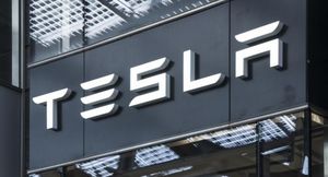 Неизвестные подожгли электрические кабели на автозаводе Tesla в Германии
