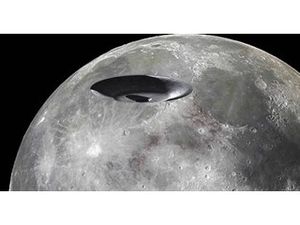 Огромный НЛО зафиксировали на Луне
