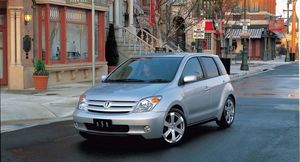 Toyota Ist: Компактный городской автомобиль для истинных леди