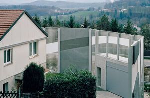 Почему вокруг домов Швейцарии возводят многометровые стены