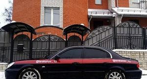 Россиянина лишили прав за наклейку с рекламой на автомобиле