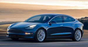 Tesla Model 3 раздавило ​​бетонными блоками на дороге: водитель жив