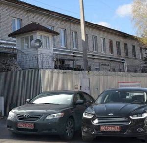 Болгарские дипломатические номера у колонии с Навальным