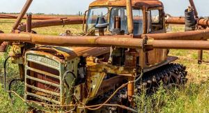 Заброшенный трактор с необычной поливальной установкой найден в поле
