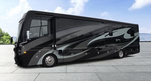 Fleetwood Discovery LXE — дом на колесах с внешностью автобуса