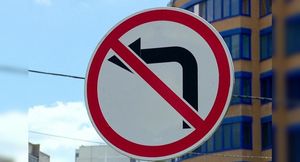 Повернуть налево запрещено — можно ли развернуться?