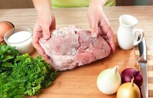 Как оперативно разморозить мясо, если забыл достать его из морозилки заранее
