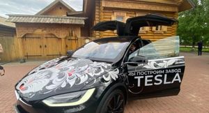 В Нижегородской области Tesla расписали «под хохлому»