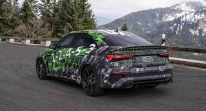 Audi опубликовала очередной тизер новой версии Audi RS3