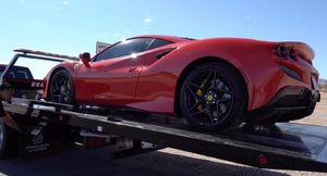 Американец арендовал новый Ferrari F8 Tributo и почти сразу попал в серьезную аварию