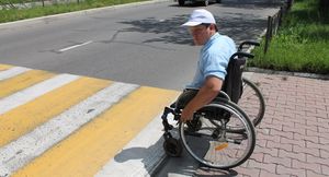 Как в городах России обустраивают дороги для удобства маломобильных граждан