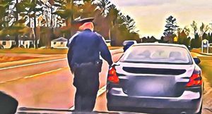 Зачем полицейские в США дотрагиваются рукой до машины?
