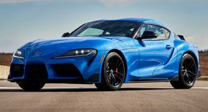В Сети показали экстремальный прыжок Toyota Supra с приземлением в картонные коробки