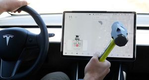 Водитель разбил кувалдой экран Tesla для проверки электрокара