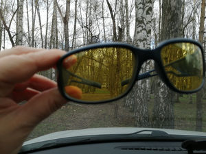 Купила водительские очки с желтыми стеклами и глаза сказали спасибо. При вождении ночью считаю их незаменимыми