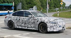 Новый BMW M3 CS частично лишился камуфляжа в недавнем шпионском видео с Нюрбургринга