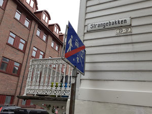 Как норвежцы украшают двери своих жилищ. Один из самых красивых переулков Бергена. Strangebakken