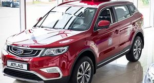 В России снова выросли цены на популярные китайские кроссоверы Geely