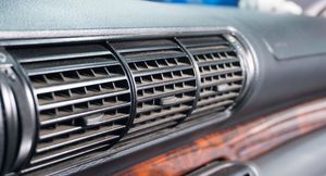 Как убрать пыль из дефлекторов воздуховодов в автомобиле