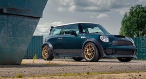 Заднеприводный Mini Cooper с двигателем V8 дебютировал на фестивале скорости в Гудвуде