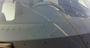 Опасно ли эксплуатировать автомобиль со сколами или трещинами на лобовом стекле?