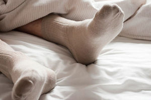 Почему привычка спать в носках может повредить вашему здоровью